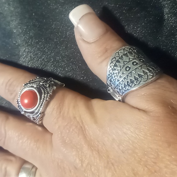 Clamper bracelet with 2 expandable statement rings. - Picture 4 of 7